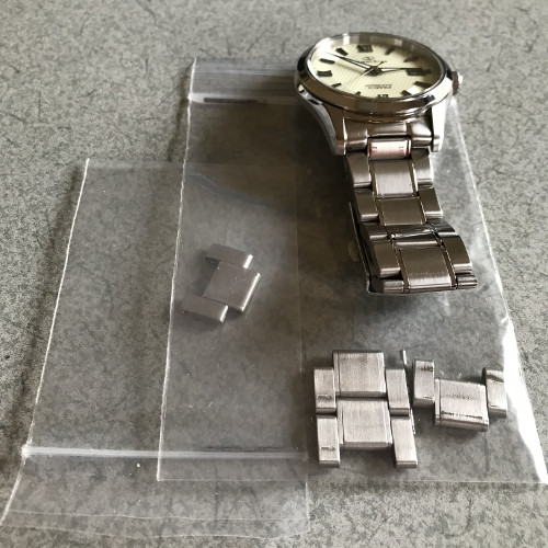 腕時計と金属ベルトの余りコマ