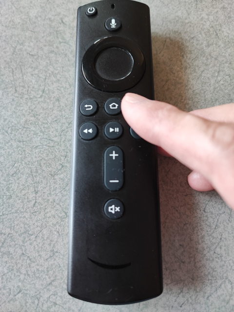 Amazon Fire TV Stick第2世代リモコンのホームボタンを押す