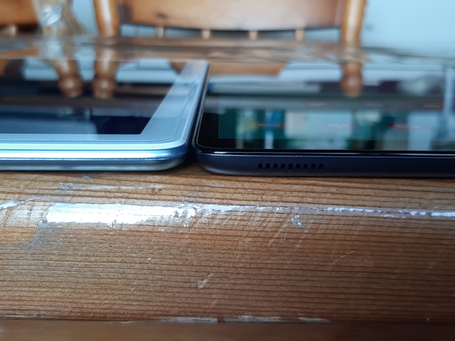 Galaxy Tab A SM-T510とHUAWEI MediaPad T5の厚さを比較