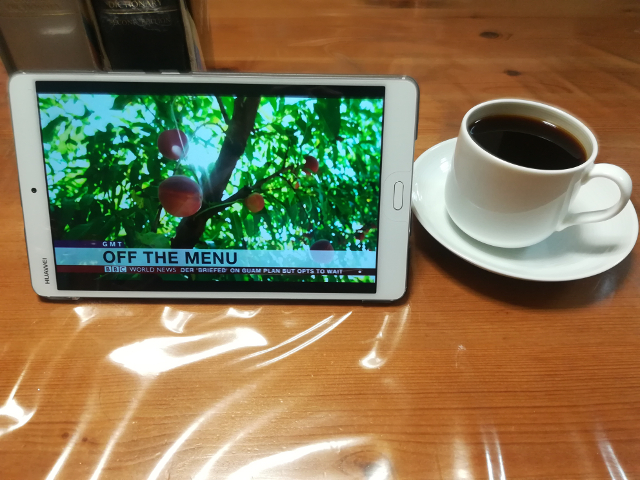 HUAWEI MediaPad M3で再生したBBC Newsとコーヒーカップ