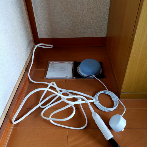 CDの上に置いたGoogle Nest Mini
