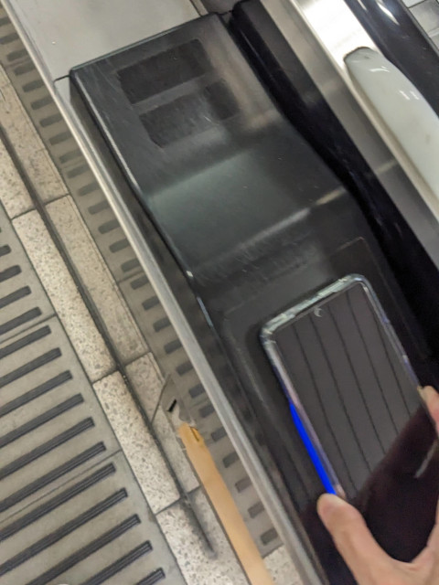 改札機のカードリーダーにスマートフォンを当てる